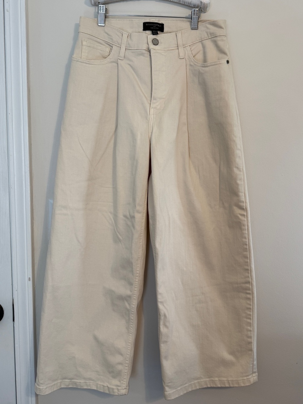BANANA REPUBLIC Ecru Pleated Wide Leg Cropped Jeans
